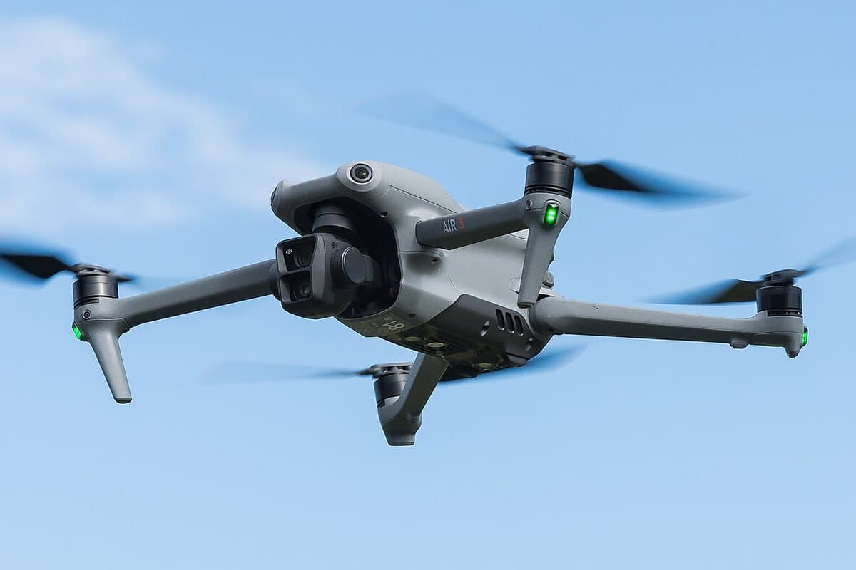 Photo: Jacek Halicki, Wikimedia Commons, CC BY-SA 4.0 DJI Air 3 in flight against a blue sky