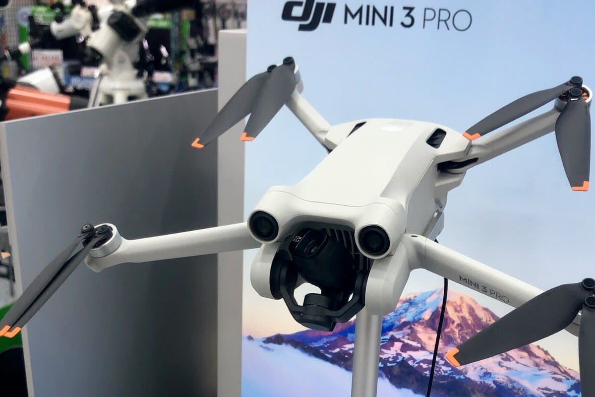 Photo: Kyu3, Wikimedia Commons, CC BY-SA 4.0 DJI Mini 3 Pro on a shop display