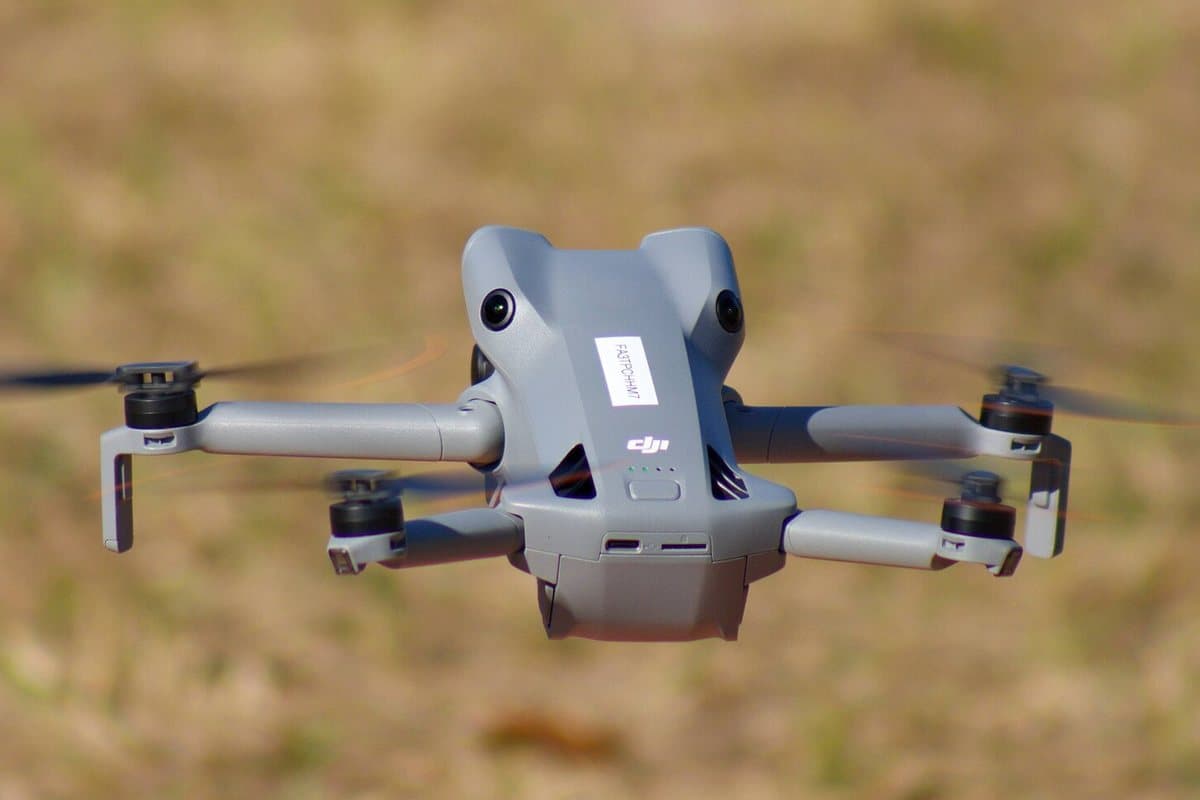 Photo: ZLEA, Wikimedia Commons, CC BY-SA 4.0 DJI Mini 5 Pro hovering over a field