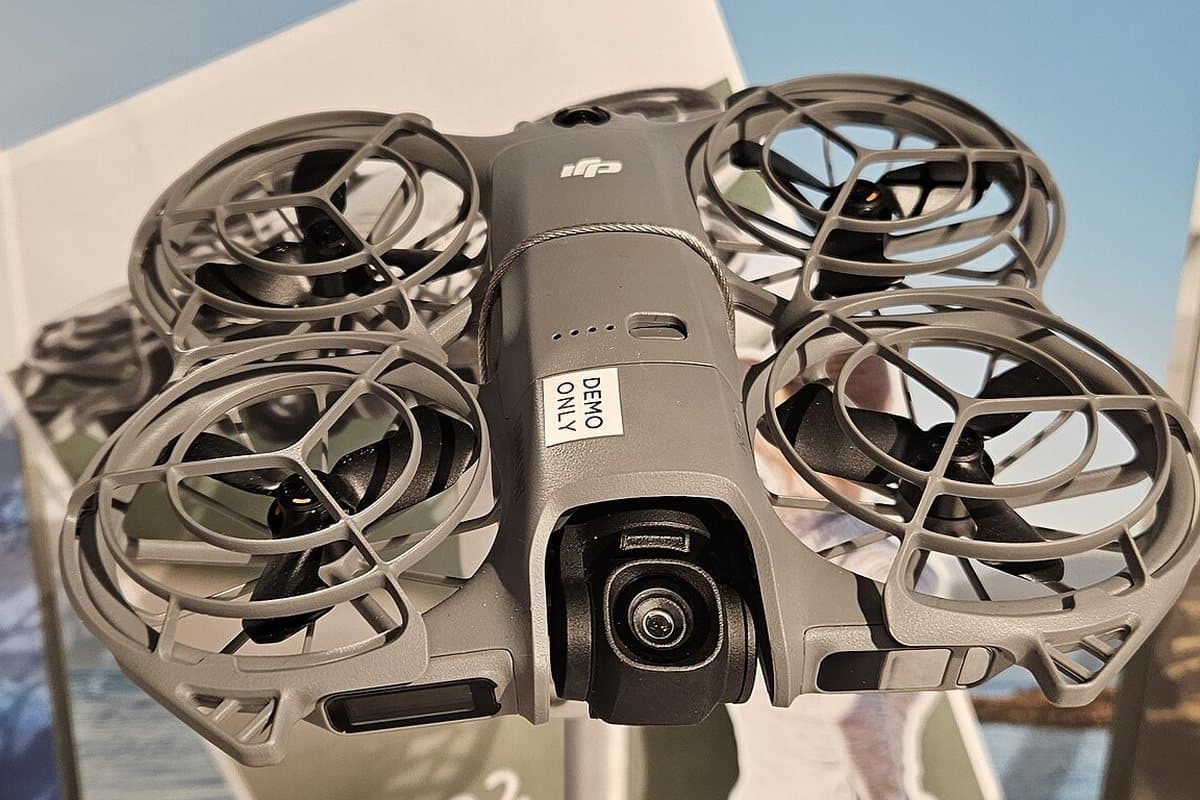 Photo: Zefke, Wikimedia Commons, CC BY-SA 4.0 DJI Neo 2 on a shop display stand